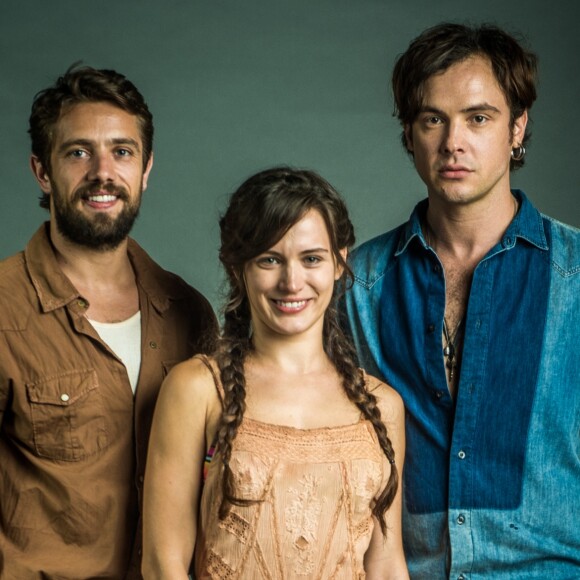 Clara (Bianca Bin) forma um triângulo amoroso com Gael (Sergio Guizé) e Renato (Rafael Cardoso), na novela 'O Outro Lado do Paraíso'