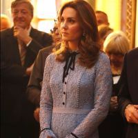 Kate Middleton exibe barriga de grávida pela 1ª vez em evento real: 'Encantada'