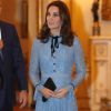 Com cintura marcada, o vestido usado por Kate Middleton ajudou a exibir sua bariguinha de grávida