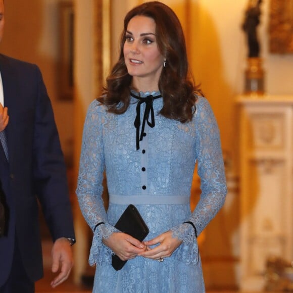 Com cintura marcada, o vestido usado por Kate Middleton ajudou a exibir sua bariguinha de grávida