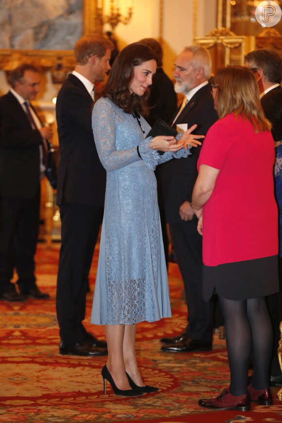 'Ela está encantada em poder estar aqui esta noite', disse o assessor da família real sobre Kate Middleton, que sofre de hiperêmese gravídica, condição cujos sintomas incluem fortes enjoos e sensação de desmaio
