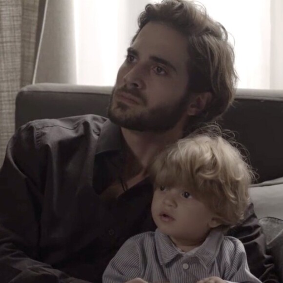 Quando Zeca (Marco Pigossi) entra com ação reivindicando a paternidade de Ruyzinho (Lorenzo Souza), Ruy (Fiuk) dá um chilique e reafirma que é pai da criança, na novela 'A Força do Querer'