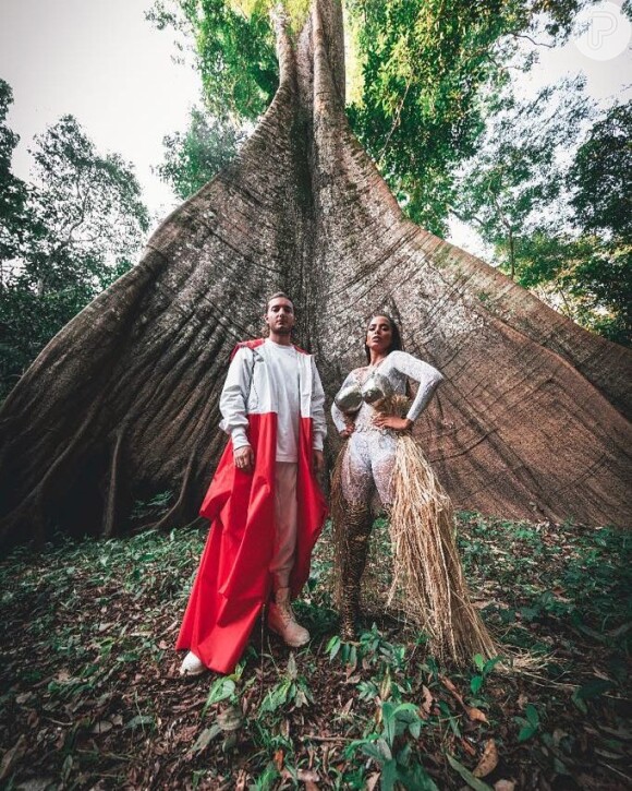 Anitta mostrou no Instagram o tombo que levou durante as gravações do clipe 'Is That For Me', na Amazônia, nesta quarta-feira, 11 de outubro de 2017