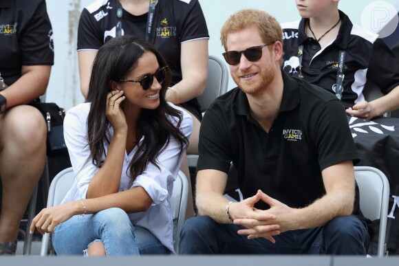 'Eles farão um pequeno ensaio fotográfico no Palácio de Kensington com um fotógrafo e um jornalista', disse uma fonte sobre o anúncio de noivado de Príncipe Harry e Meghan Markle