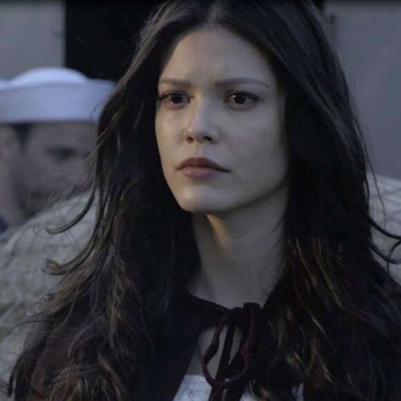 Maria Vitória (Vitória Strada) também não encontra Alzira (Deborah Ellen), sua tia, no endereço dado por Delfina (Leticia Sabatella), e fica sem ter para onde ir, na novela 'Tempo de Amar'