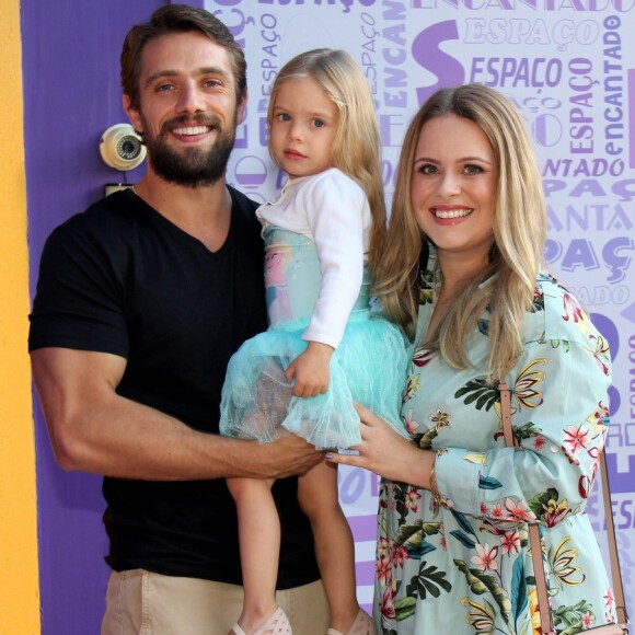 Rafael Cardoso confessou que morre de saudades da filha durante as gravações de 'O outro Lado do Paraíso': 'Ela já me reconhece na TV. Senti muita falta dela durante as gravações no Tocantins. Mas falei o tempo todo pelo Facetime'