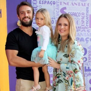 Rafael Cardoso disse que a filha Aurora, de 3 anos, gosta de acompanhá-lo no trabalho: 'Ela até já disse: 'Papai, nas próximas gravações, eu vou com você viu, viu?' Dessa vez, eu não tive como levá-la, mas sempre que eu posso, a levo junto nas viagens de trabalho'