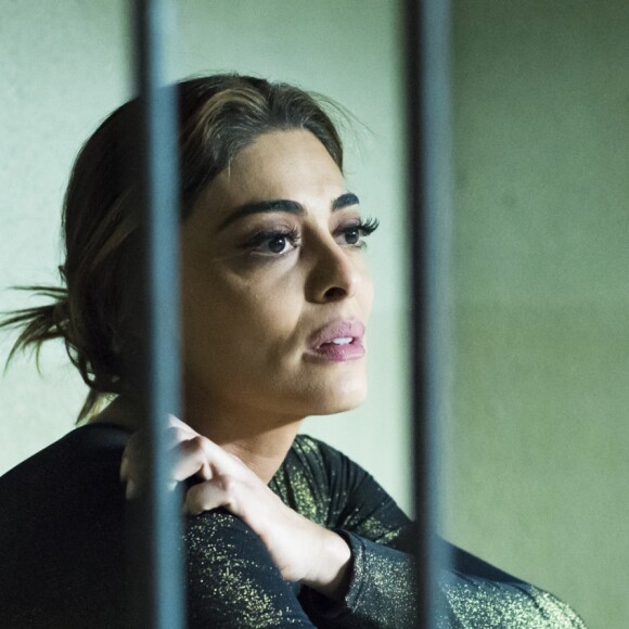 Bbi (Juliana Paes) se entrega à polícia, confessa crime e cumpre sua pena, na novela 'A Força do Querer'