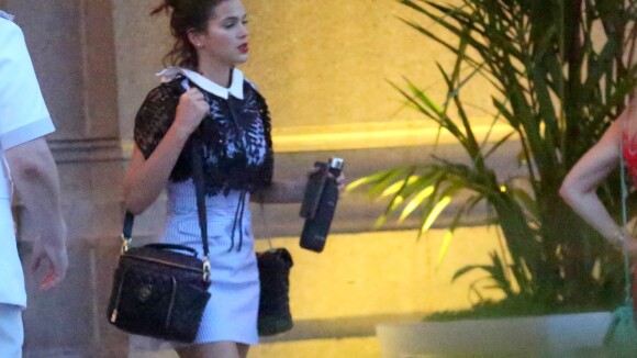 Bruna Marquezine repete look listrado ao deixar hotel no Rio de Janeiro. Fotos!