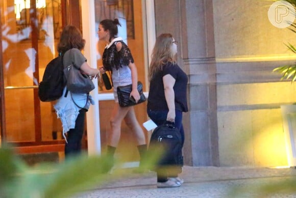 Bruna Marquezine estava usando uma bolsa Yves Saint Laurent com a qual a amiga Sasha já foi vista