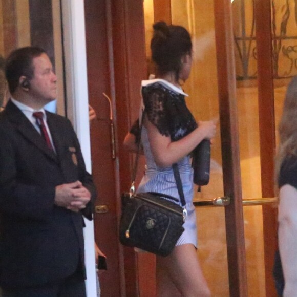 Bruna Marquezine combinou o vestido listrado com bota preta