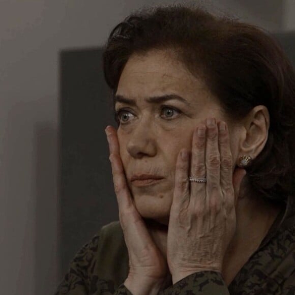 Silvana (Lilia Cabral) percebe que não tem mais nenhuma joia e está quase sem roupa, na novela 'A Força do Querer'