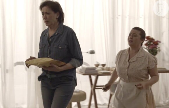 Silvana (Lilia Cabral) usou o dinheiro que Bibi (Juliana Paes) deixou guardado com ela para comprar uma TV nova, depois que o agiota levou a de sua casa, na novela 'A Força do Querer'
