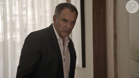 Eurico (Humberto Martins) percebe que Silvana (Lilia Cabral) não parou de jogar ao ver o guarda-roupas quase vazio, na novela 'A Força do Querer'