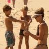 Fernanda Lima costuma ir à praia com os filhos gêmeos, João e Francisco, de 6 anos, frutos de seu casamento com Rodrigo Hilbert