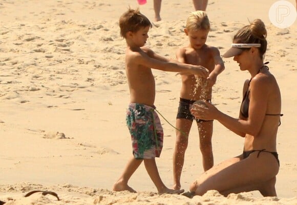 Fernanda Lima costuma ir à praia com os filhos gêmeos, João e Francisco, de 6 anos, frutos de seu casamento com Rodrigo Hilbert