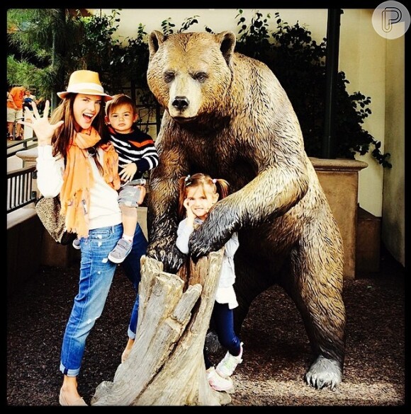 Alessandra Ambrósio é mãe de Anja, de 5 anos, e Noah Phoenix, de 2 anos. Eles são frutos do relacionamento de Alessandra com o empresário Jamie Mazur