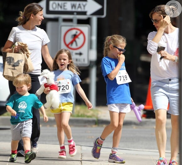A mamãe Jennifer Garner tem a doce tarefa de cuidar de três crianças: Samuel, de 2 anos, Seraphina, de 5, e Violet, de 8 anos de idade, todos filhos da atriz com Ben Affleck