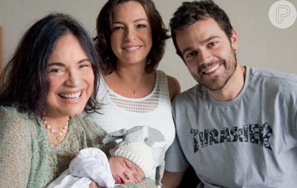 Regiane Alves deu à luz João Gabriel, seu primeiro filho, há 16 dias, e já pensa no próximo: 'Ainda quero mais um. Ser mãe é o maior ato de doação de amor e coragem que pode existir'