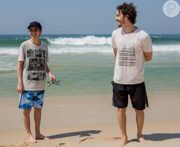 Ivan (Carol Duarte) e Cláudio (Gabriel Stauffer) se reencontram na praia no final da novela 'A Força do Querer'