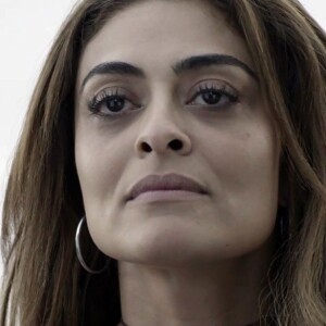 Bibi (Juliana Paes) atira na direção de Rubinho (Emílio Dantas) quando ele duvida de sua coragem de fazê-lo, na novela 'A Força do Querer'