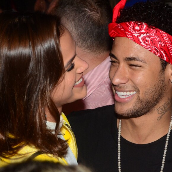 Neymar e Bruna Marquezine surgem cantando a mesma música e fã especula: 'Voltaram?'