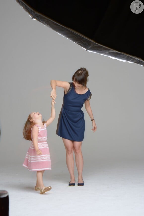 Débora Falabella com a filha, Nina, durante um ensaio fotográfico para uma marca de roupas 