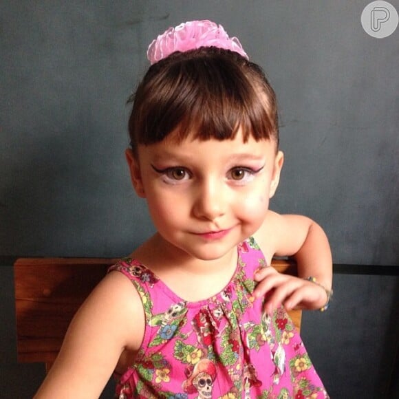 Nina, filha da atriz Débora Falabella e do músico Eduardo Chuck Hipolitho, completa 5 anos nesta sexta-feira, 9 de maio de 2014