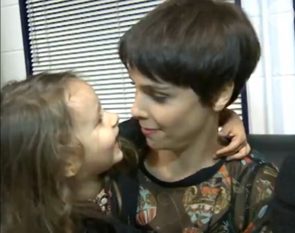 A atriz Débora Falabella é só xodó com a pequena Nina