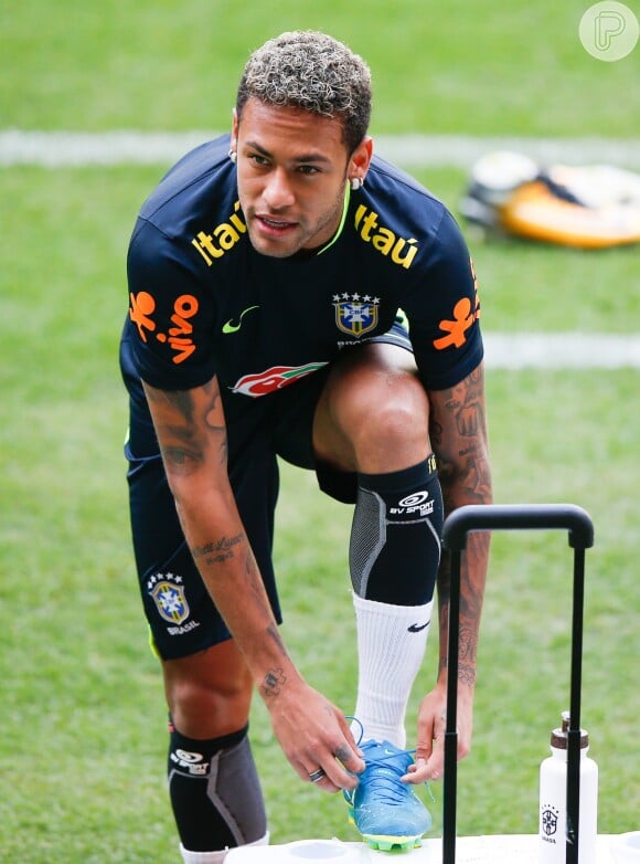Neymar foi flagrado aos beijos com Bruna Marquezine no casamento de Marina Ruy Barbosa e Xandinho Negrão