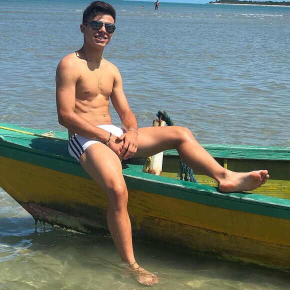 Thomaz Costa tem exibido a boa forma em viagem por Porto Seguro