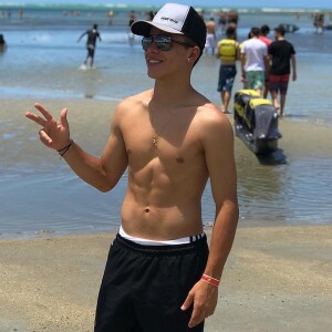 Thomaz Costa está viajando por Porto Seguro como influenciador digital