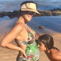 Grávida, Ivete Sangalo tem barriga beijada pelo filho, Marcelo, em praia: 'Amor'