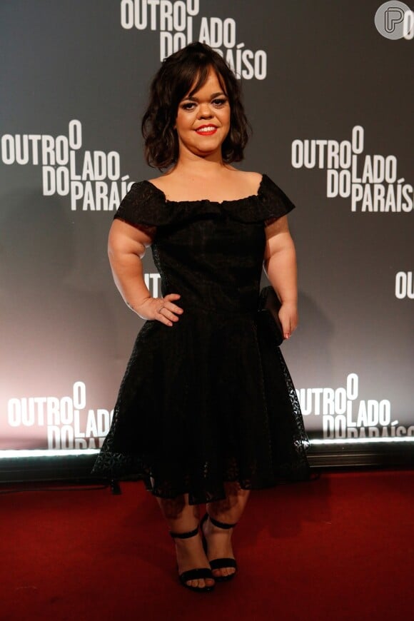 Juliana Caldas exibiu um vestido de organza preta transparente, assinado por Jô Divina, na festa de lançamento de 'O Outro Lado do Paraíso', em 20 de outubro de 2017