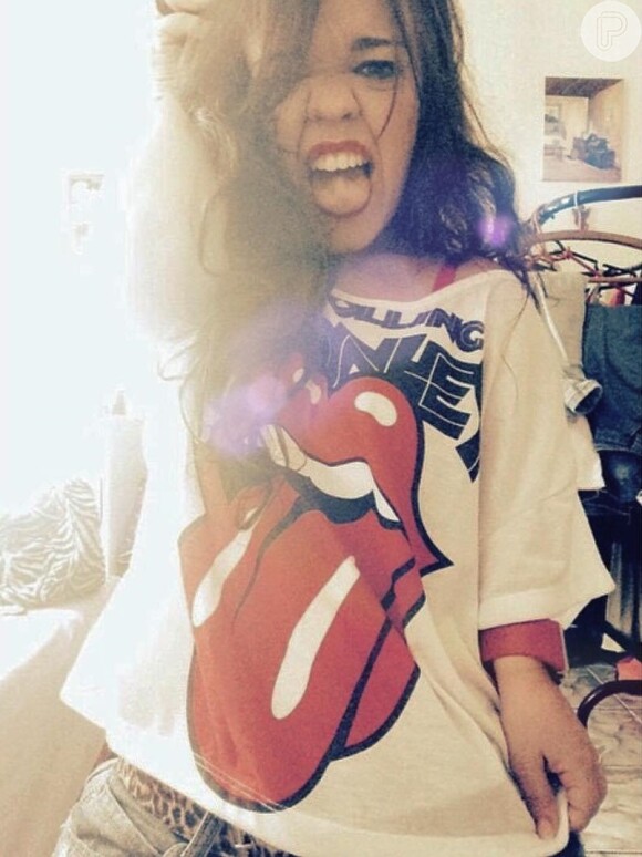 Juliana Caldas apostou em um visual rocker com camisa da banda The Rolling Stones