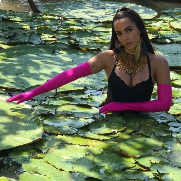 Stylist explica looks coloridos de Anitta em clipe 'Is That For Me', lançado nesta sexta-feira, dia 13 de outubro de 2017