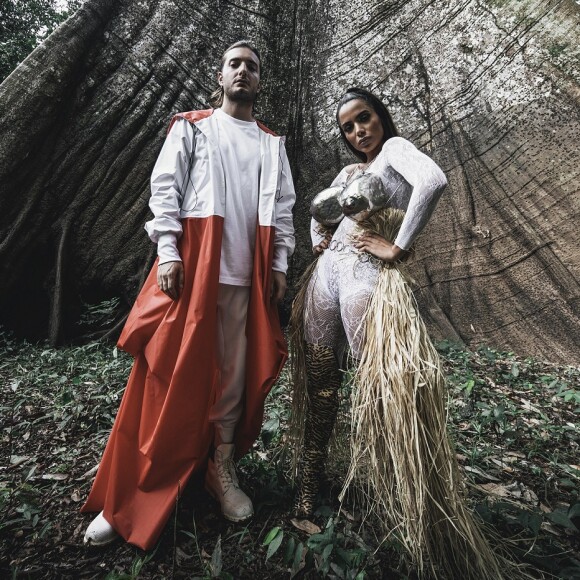 Anitta usou sete diferentes looks no clipe 'Is That For Me', gravado em parceria com o DJ Alesso