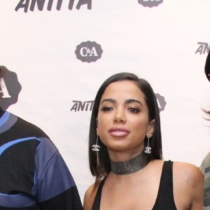 Anitta posa com o DJ Alesso e Poo Bear na coletiva de imprensa