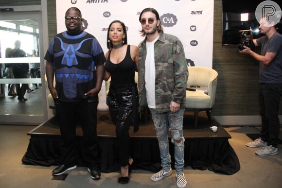 Anitta posa com o DJ Alesso e Poo Bear na coletiva de imprensa