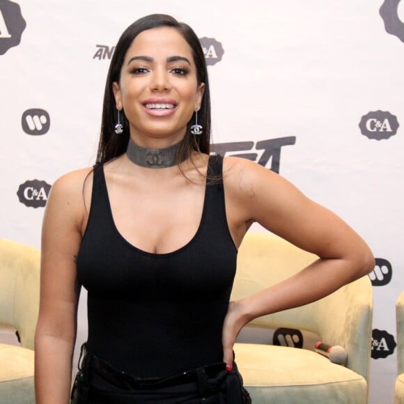 Anitta associou acessórios da Chanel com look da C&A