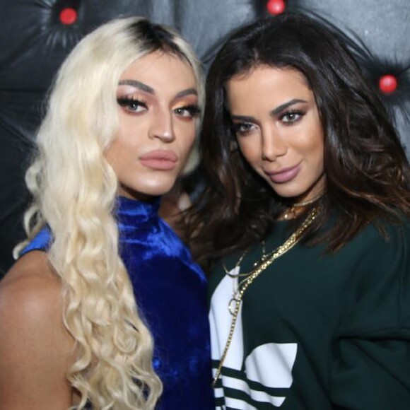 Pablo Vittar cria polêmica com Anitta por cobrar cachê alto em festa da artista. Notícia foi divulgada neste sábado, 14 de outubro de 2017