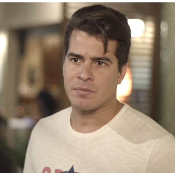 Júlio (Thiago Martins) se defende de Eric (Mateus Solano) dizendo que vai acertar suas contas com a Justiça, na novela 'Pega Pega'