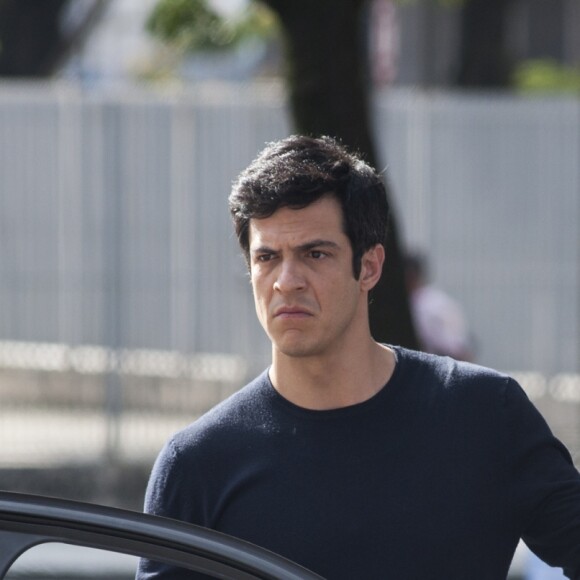 Eric (Mateus Solano) vê Júlio (Thiago Martins) em frente ao hotel e fica irritado, na novela 'Pega Pega'