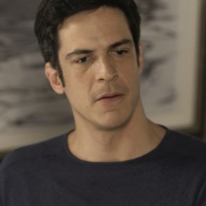Eric (Mateus Solano) confronta Júlio (Thiago Martins), nos próximos capítulos da novela 'Pega Pega', em outubro de 2017