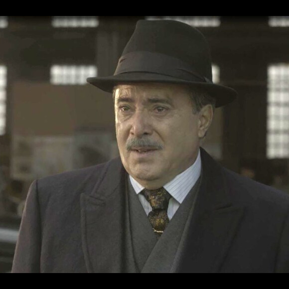 José Augusto (Tony Ramos) segue pista do paradeiro da neta, mas encontra folha arrancada do livro de registros do cartório em que a menina foi registrada, na novela 'Tempo de Amar'