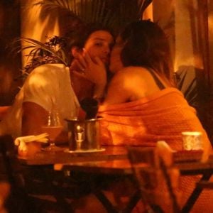 Romulo Neto, ex de Cleo Pires, é flagrado beijando morena após jantar. Fotos foram feitas na noite de sexta-feira, 13 de outubro de 2017