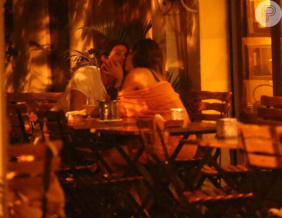 Romulo Neto, ex de Cleo Pires, é flagrado beijando morena após jantar. Fotos foram feitas na noite de sexta-feira, 13 de outubro de 2017