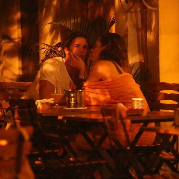 Romulo Neto, ex-namorado de Cleo Pires, beija morena no Rio. Veja fotos!