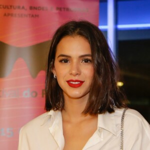 Bruna Marquezine escolheu um look clássico para conferir o evento