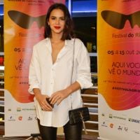 Bruna Marquezine curte Festival do Rio com look elegante e bolsa de R$11 mil